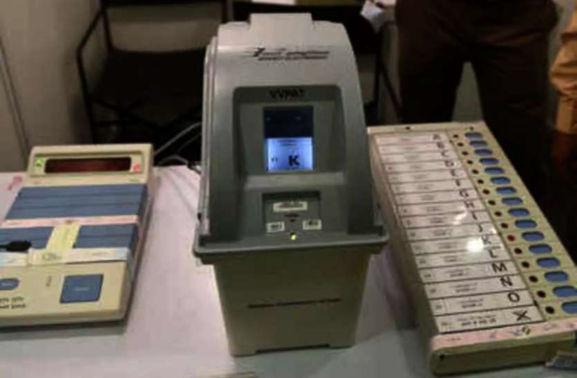 EVM VVPAT आजमगढ़ में वीवीपैट से निकली बिना चुनाव चिन्ह वाली पर्ची, कल फिर डाले जाएंगे वोट