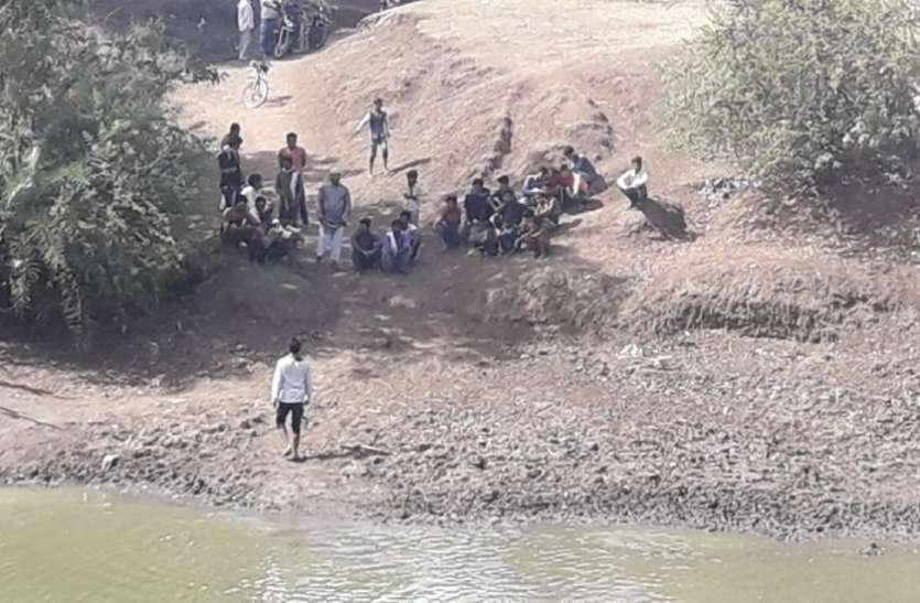 old woman dies due to drowning in river रोजे से थी महिला सुबह इस हाल में दिखी, मचा हड़कंप
