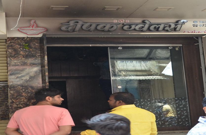 fire तीन मिनट में फायर बाइक आग बुझाने पहुंची सराफा
