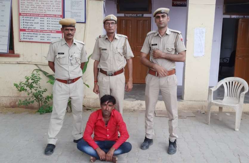 lalsot crime दुकान में चोरी कर रहे एक जने को दबोचा, दो चोर भागे