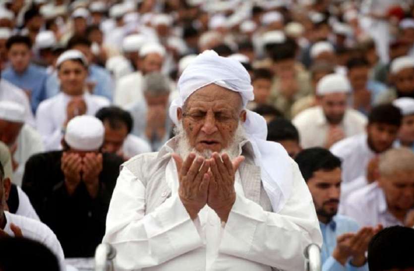 namaz-E-juma पवित्र रमजान के दूसरे जुमे की नमाज में पहले रो-रोकर मांगी अपने गुनाहों की माफी, फिर की बारिश की दुआ, इसके बाद जो हुआ...