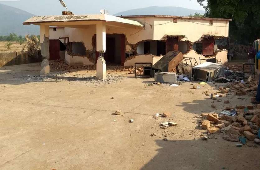 Maoist attack at panchayat bhawan आखिरी चरण के मतदान से पहले ओडिशा में माओवादी हमला, बम से उड़ाया पंचायत भवन