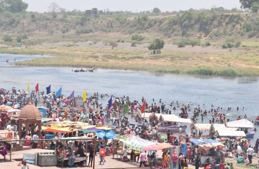 Vaishakh Purnima वैशाख पूर्णिमा पर श्रद्धालुओं ने लगाई पुण्य की डुबकी, नर्मदा तट पर पहुंचे भक्त