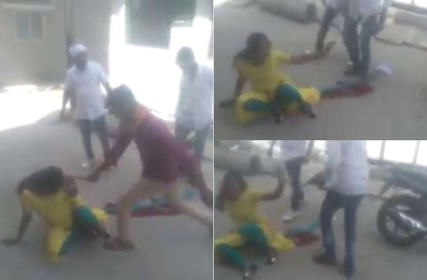 brutally beaten शर्मनाक! मुझे बचाओ, मुझे बचाओ...चिल्लाती रही महिला, तीन गुंडे उस पर लाठी बरसाते रहे, खड़े लोगों ने नहीं की मदद