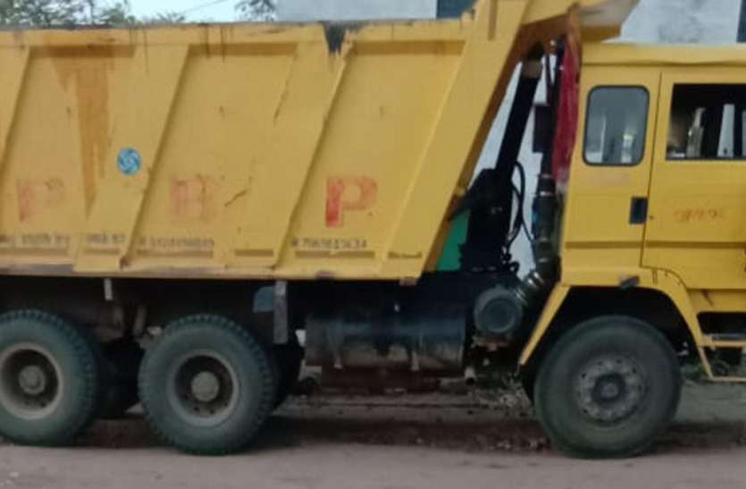 Bike collide with tree, hospital in critical condition पुलिस की कार्यप्रणाली पर उठाए सवाल, दिखी एकजुटता, अधिकारियों-रेत कारोबारियों के बीच संबंधों का खुलासा