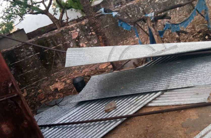 Rain in bhilwara तीसरे दिन भी अंधड़ व बारिश, केबल टूटी, टीनशेड उड़े, दीवार ढही