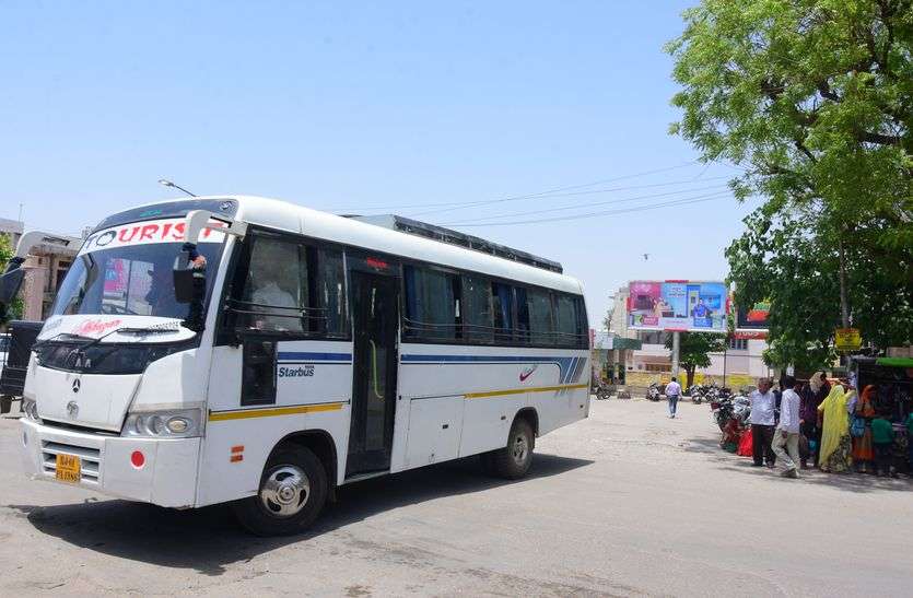 Bus stand roadways बस स्टैण्ड रोडवेज का , दौडती निजी बसें