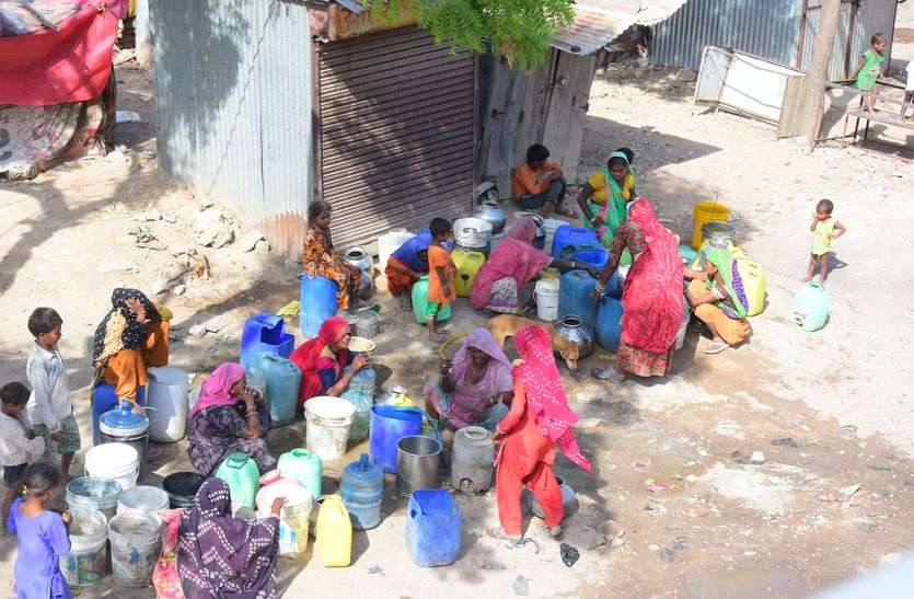 water problem in slum arey कच्ची बस्ती में पानी की त्राही-त्राही