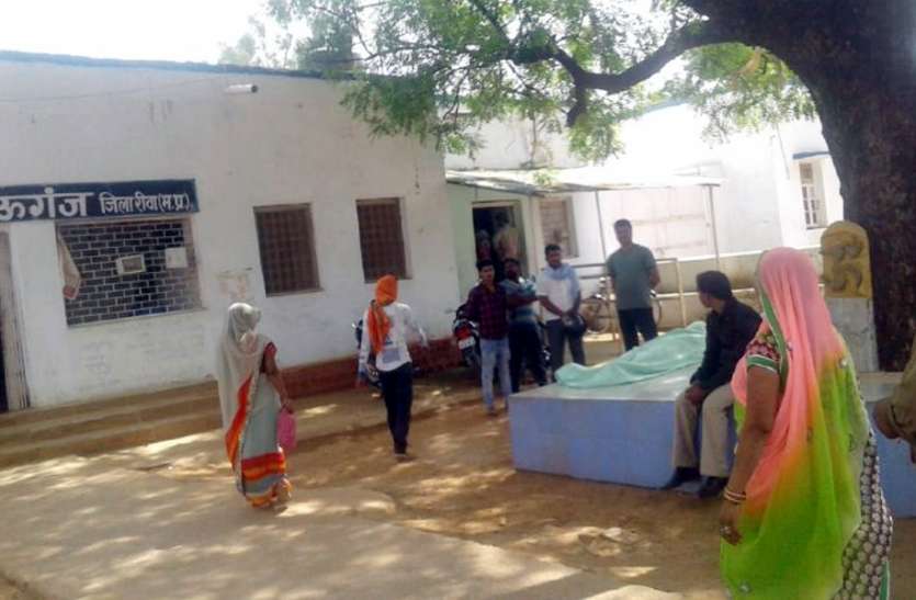 Doctor's negligence in PM पोस्टमार्टम कराने के इंतजार में बैठे परिजनों का फूटा आक्रोश