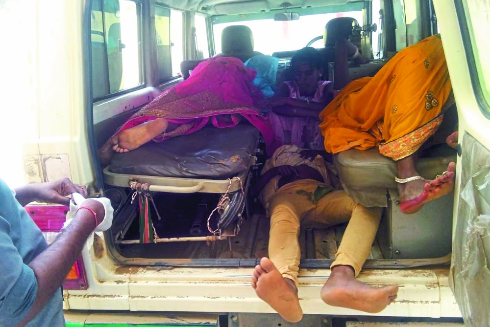 Screaming at the spot, The condition of nine serious घटनास्थल पर मची चीख-पुकार: बेटी का चौथ लेने जा रहा 407 वाहन पलटा, नौ की हालत गंभीर, 40 से अधिक घायल