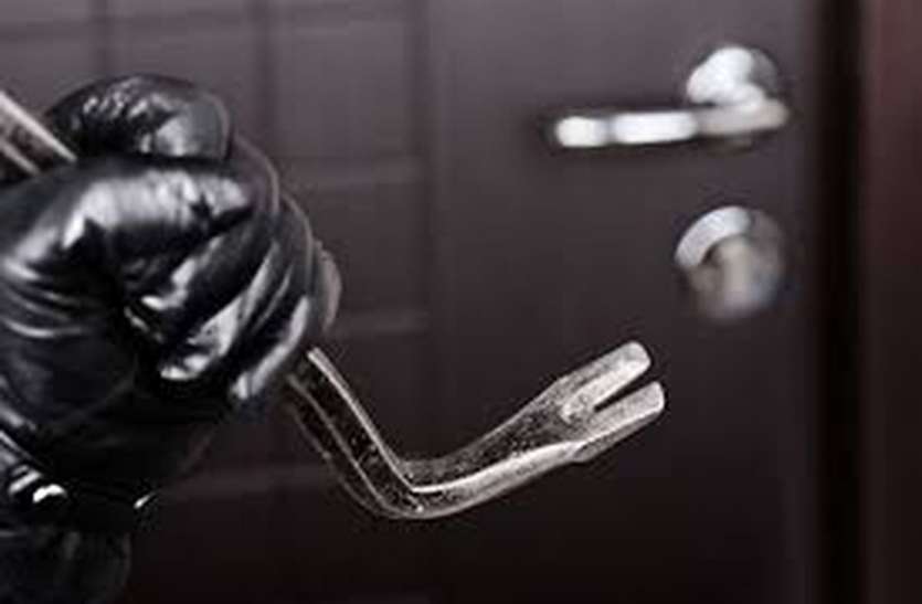 Bikaner - broken locks of two shops बीकानेर- दो दुकानों के टूटे ताले