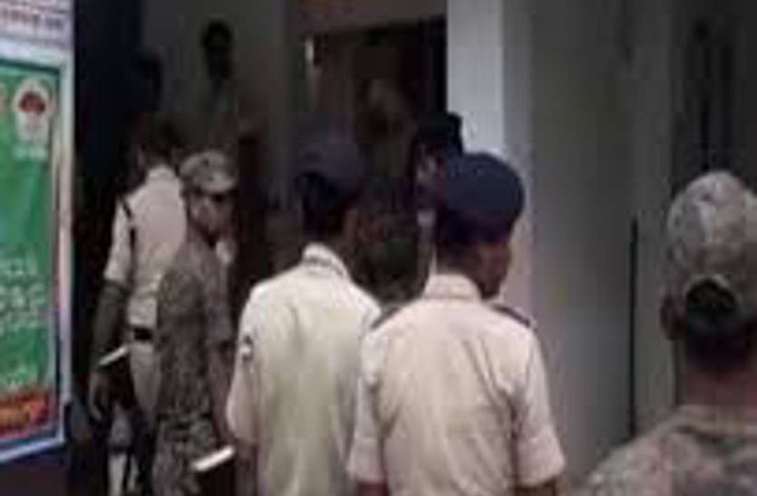 Police पत्नी को बेडरूम में छोड़ आंगन में सो रहा था पति, आधी रात कमरे में पहुंचा तो नजारा देख उड़ गए होश, फिर...