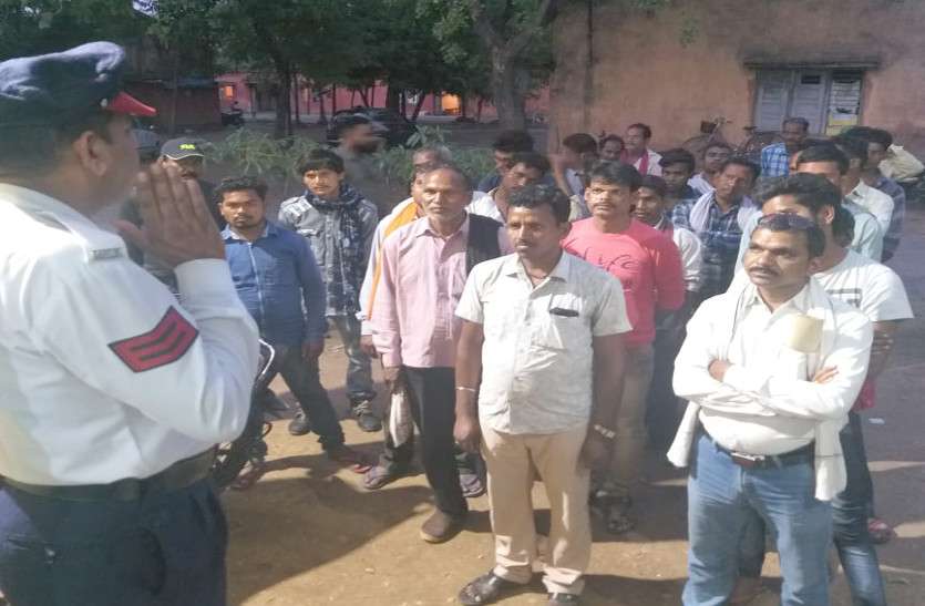 ट्रैफिक नियम के बारे में देते हैं जानकारी शराबी वाहन चालकों की ट्रैफिक पुलिस रोजाना ले रही है क्लास