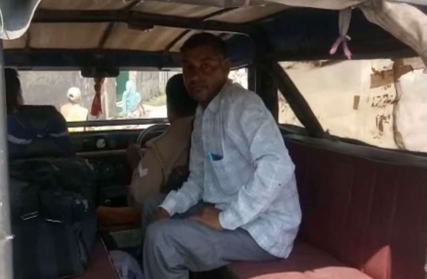 Polling Officer unconscious BREAKING: वोटिंग के दौरान मतदान कर्मी के बेहोश होने से उड़े अधिकारियों के होश