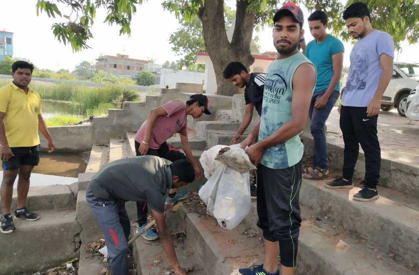 पत्रिका के देशव्यापी अमृतम जलम् का आगाज पत्रिका अमृतं जलम् : पोड़ीबहार तालाब को संवारने आगे आए युवा, श्रमदान करके निकाली गंदगी
