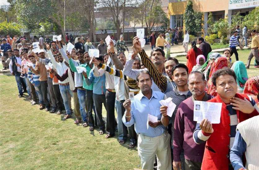 Voting in robertsganj राबर्ट्सगंज लोकसभा सीट पर 54.29 फीसदी मतदान, 12 प्रत्याशियों की किस्मत ईवीएम में बंद