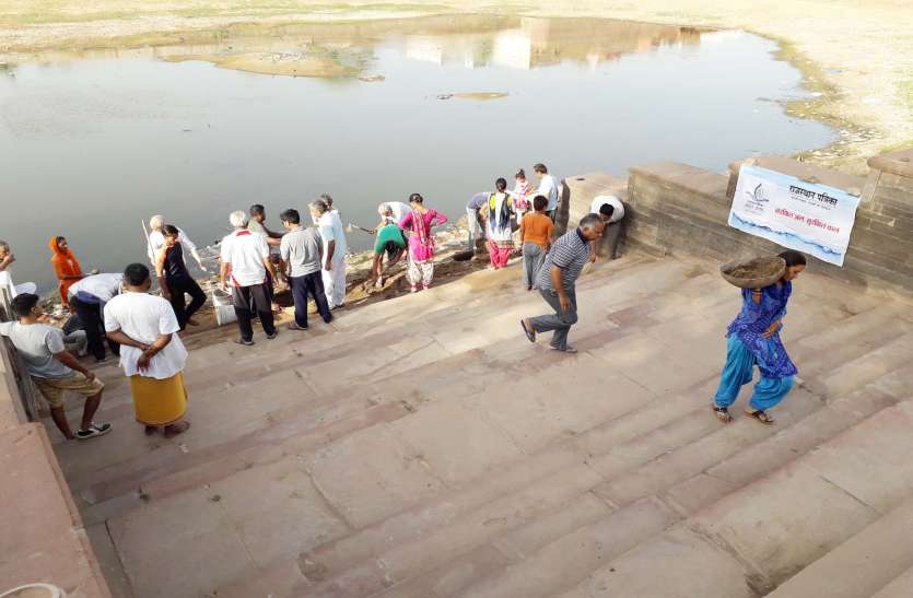 फलोदी. अमृतम् जलम् अभियान के तहत राणीसर तालाब पर जुटे स्वयंसेवक श्रमवीरों ने राणीसर पर बहाई श्रम सरिता , निखर उठा तालाब का सौन्दर्य