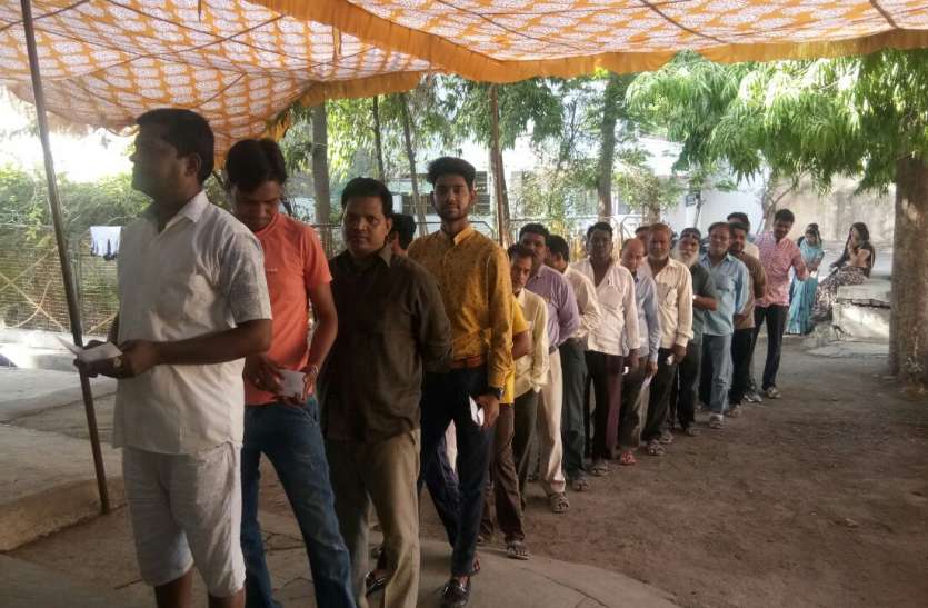 patrika Lokasbha Elecation 2019 Video:MP के इस शहर में भाजपा-कांग्रेस प्रत्याशी नहीं डाल सकेंगे वोट