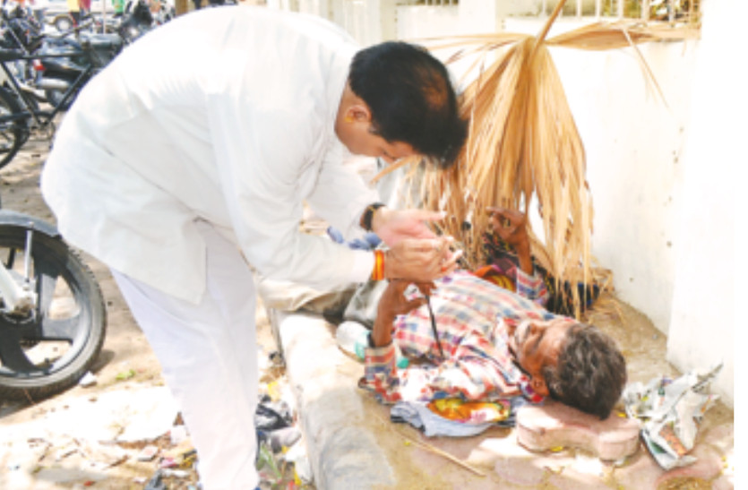 help 48 घंटे तक अस्पताल के बाहर तड़पता रहा इंसान, किसी ने नहीं ली सुध, तो ये बने बेसहारा का सहारा