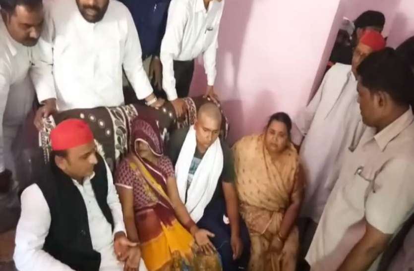 akhilesh yadav शहीद के घर पहुंचे सपा के राष्ट्रीय अध्यक्ष बीजेपी सरकार पर कुछ ऐसे बरसे, नए प्रधानमंत्री के लिए बोले कि
