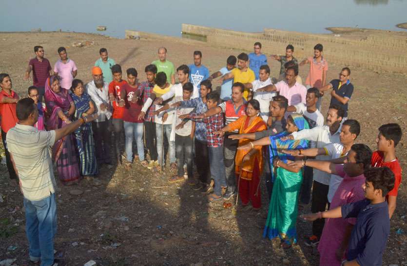 news पत्रिका अमृतम् जलम् अभियान : श्रमदान करने जुटे समाजसेवी तालाब संरक्षण की ली शपथ