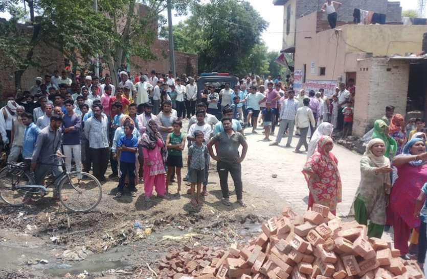 baghpat स्कूल की दीवार को लेकर दो पक्ष भिड़े, पुलिस फोर्स ने खदेड़ा