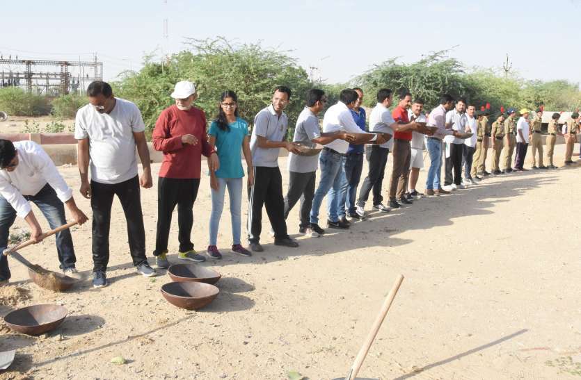 patrika amratam jalam campaign in bikaner श्रमदान के लिए जुटे सैंकड़ों हाथ, तालाब को चमकाया