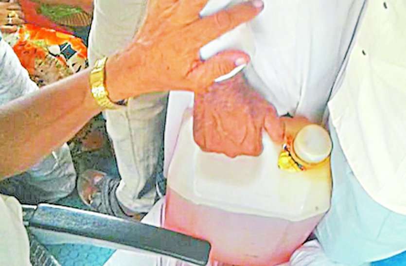 Petrol, diesel are sold in bottles in udaipur शहर में बोतलों में बिक रहा मौत का सामान, जानकार देखकर भी अनजान