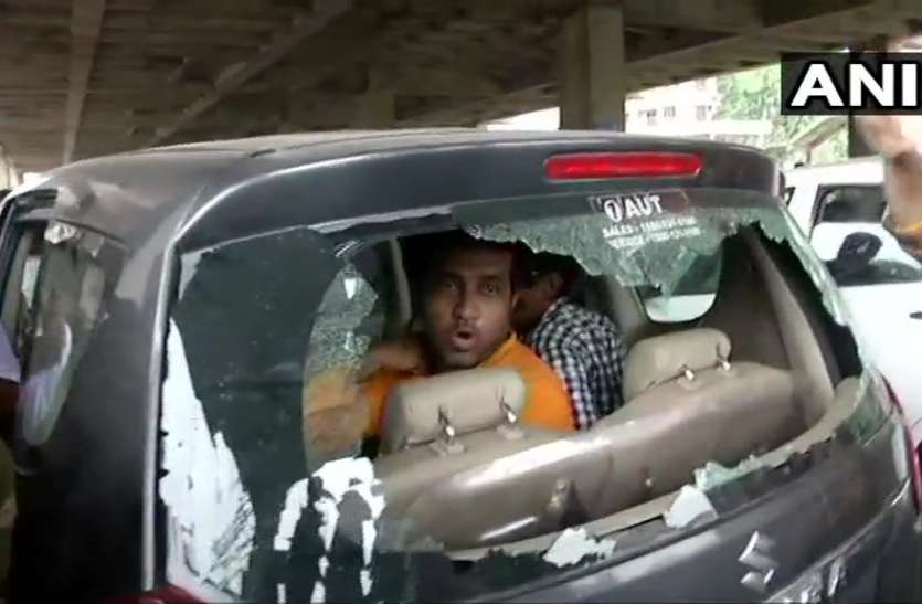 riots लोकसभा चुनाव: पश्चिम बंगाल में BJP प्रत्याशी के कार पर टीएमसी कार्यकर्ताओं का हमला, बाल बाल बचे अनुपम हाजरा