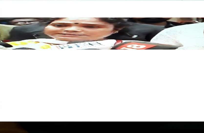 kolkata,west bengal जादवपुर : टीएमसीवालों से धमकी मिली तो रोने-बिलखने लगी भाजपा एजेंट, अनदेखी कर दिए केंद्रीय बल के जवान,