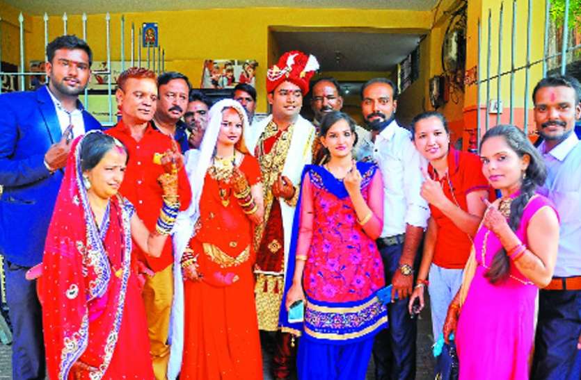 dulha Election INDORE Live : मतदान के बाद बूथ से ही उठी दुल्हन की डोली, लाइन में लोगों ने दी बधाई VIDEO