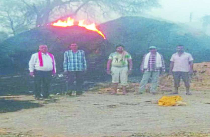 cg news शार्ट-शर्किट के चलते 45 एकड़ के पैरावट में लगी भीषण आग, मची अफरा-तफरी