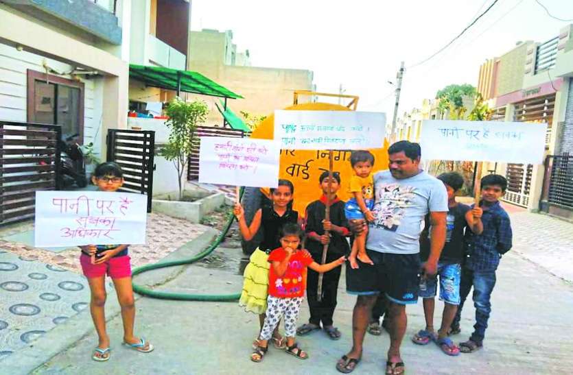 jalsankat जलसंकट से परेशान लोगों ने निकाली टैंकर की चाबी, बोले - जब तक पानी नहीं मिलेगा जाने नहीं देंगे