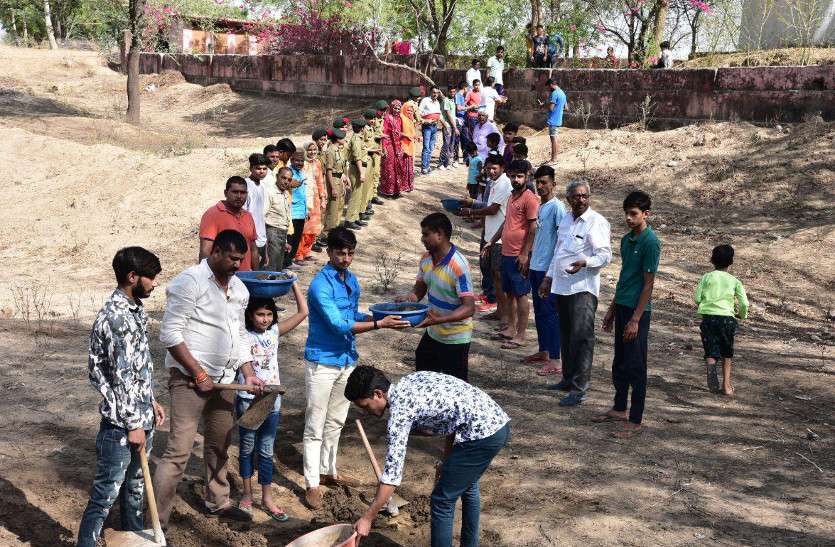 jaipur पत्रिका अभियान अमृतं जलम् का हुआ आगाज, पानी बचाने के लिए श्रमदानियों ने बढ़-चढ़कर लिया हिस्सा