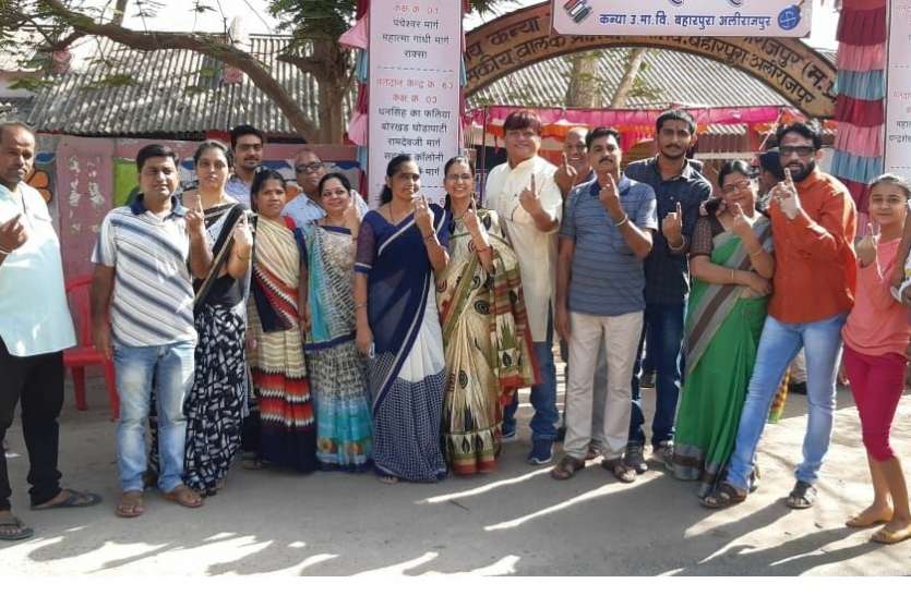 indore LIVE UPDATES : झाबुआ में शाम 6 बजे तक 67.31 % मतदान, घोड़ी पर चढऩे से पहले दूल्हा भी पहुंचा