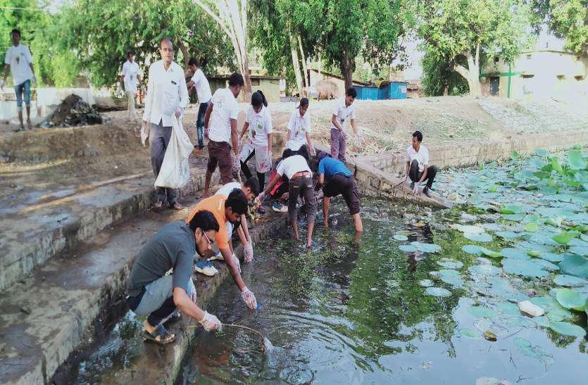 kawardha patrika पत्रिका अमृतम् जलम : श्रमदान कर रेवाबंद तालाब की सफाई, अब पचरी नहाने योग्य