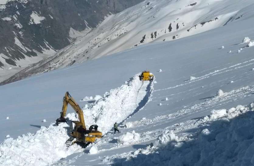 Lahaul valley लाहौल घाटी: वोटरों की राह आसान बनाने BRO ने रोहतांग पास से हटाया 30 फीट बर्फ, पांच महीने की मेहनत के बाद रास्ता शुरू