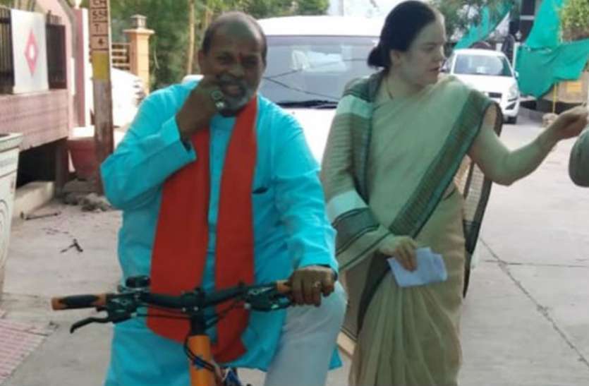 election साइकिल से वोट डालने पहुंचे पूर्व मंत्री, दिग्गजों ने लोगों से की वोटिंग की अपील