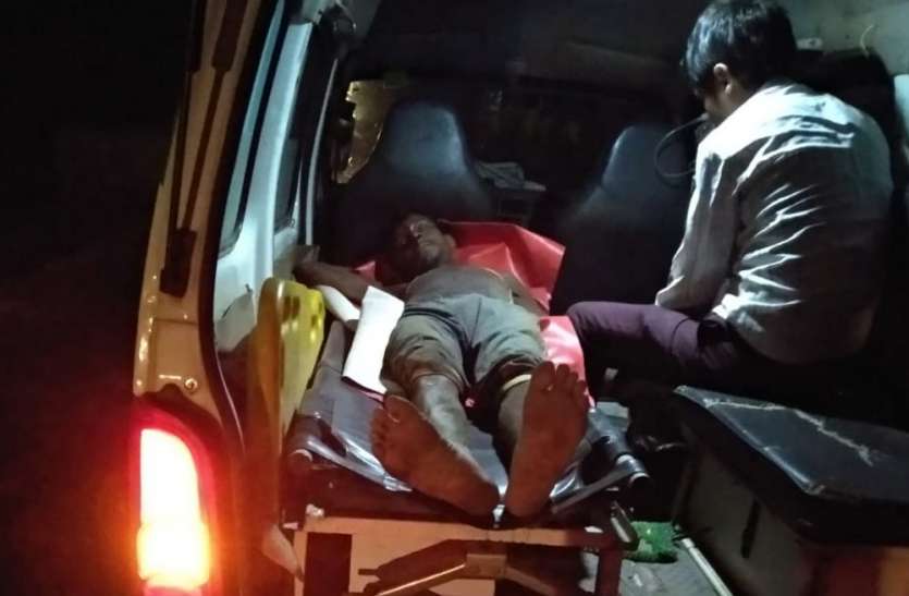 Fast speed dumpster reflex, driver trapped in steering तेज रफ्तार डंपर पलटा, स्टेयरिंग में फंसा चालक, बड़ी मशक्कत के बाद बचाई जान