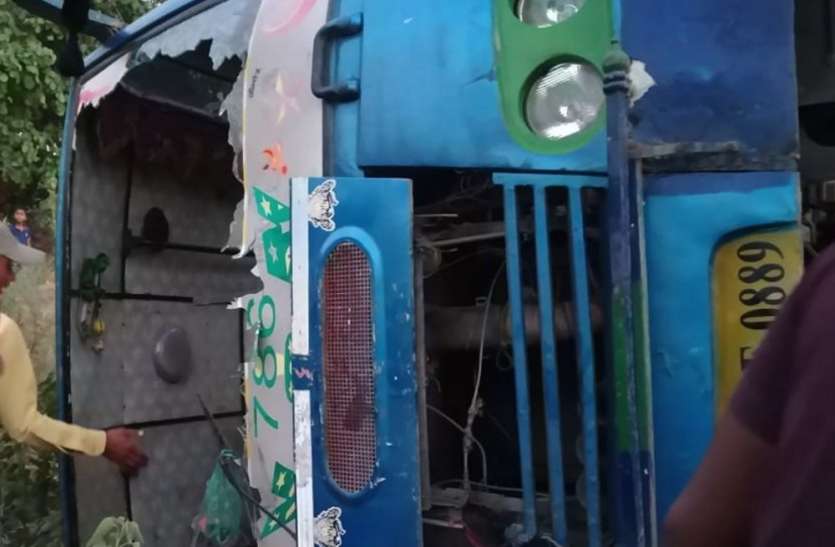Fast speed bus fluctuates, injures more than a dozen passengers तेज रफ्तार बस पलटी, एक दर्जन से भी अधिक यात्री घायल, मचा कोहराम, जानिए हादसे की वजह