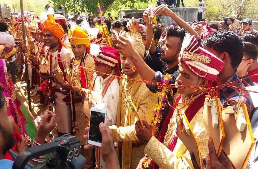 31 couples tied together in conjunction formula at the Mass Marriage सामूहिक विवाह सम्मेलन में 31 जोड़े परिणय सूत्र में बंधे