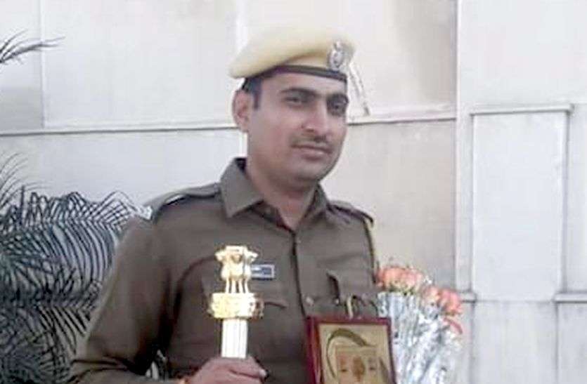 सीकर राष्ट्रीय राजमार्ग पर गोकुलपुरा गांव के पास गुरुवार को सडक़ दुर्घटना में घायल हुए हेड कांस्टेबल रणजीत सिंह की शनिवार को मौत हो गई। पत्नी को दिखाने जा रहे कांस्टेबल की सड़क हादसे में मौत, दो बच्चों के सिर से उठा पिता का साया
