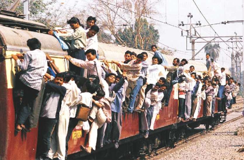 indian railways crowed मंजिल कोई भी हो सफर मुश्किल है, भीड़ के कारण रेलवे और यात्री दोनों हलकान