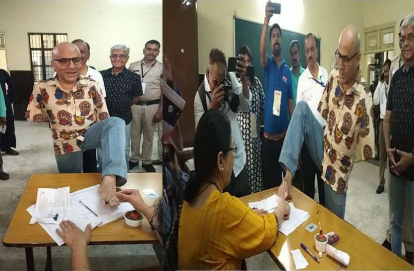 indore VIDEO : जज्बे को सलाम : दोनों हाथ नहीं, फिर भी किया मतदान, पैर में लगवाई स्याही