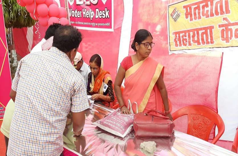 Voting LIVE UPDATES : रॉबर्ट्सगंज में वोटिंग जारी, कई बूथ केंद्रों पर ईवीएम खराब