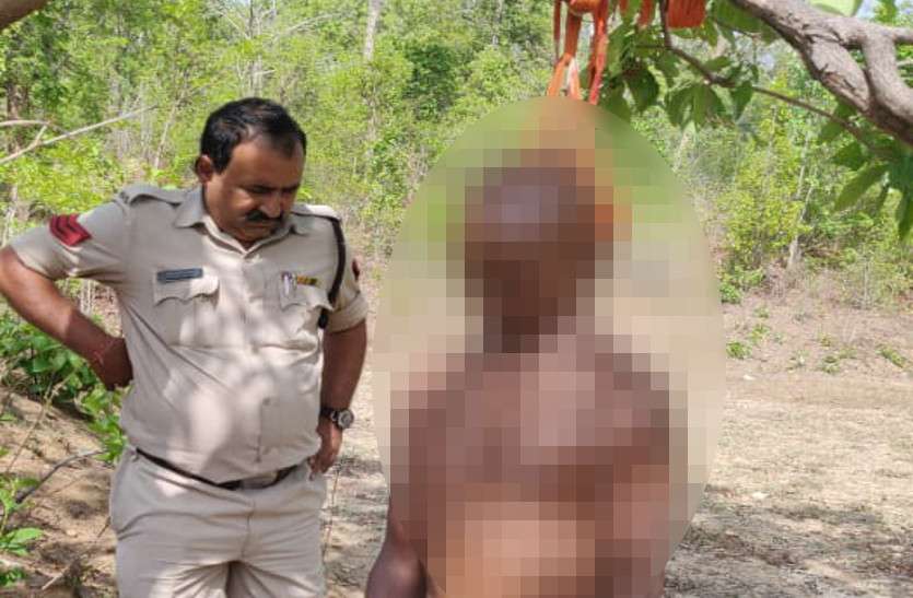 पीडि़त परिजनों ने पुलिस से कहा दो दिन से था लापता कुडुमकेला का युवक जंगल के रास्ते से आया था छाल और पेड़ पर लगाई फांसी