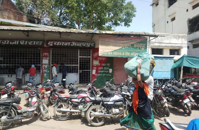 Wine shop made unannounced parking, townspeople in trouble with parkin शराब दुकान बनी अघोषित पार्किंग, वाहनों की पार्किंग से नगरवासी परेशान