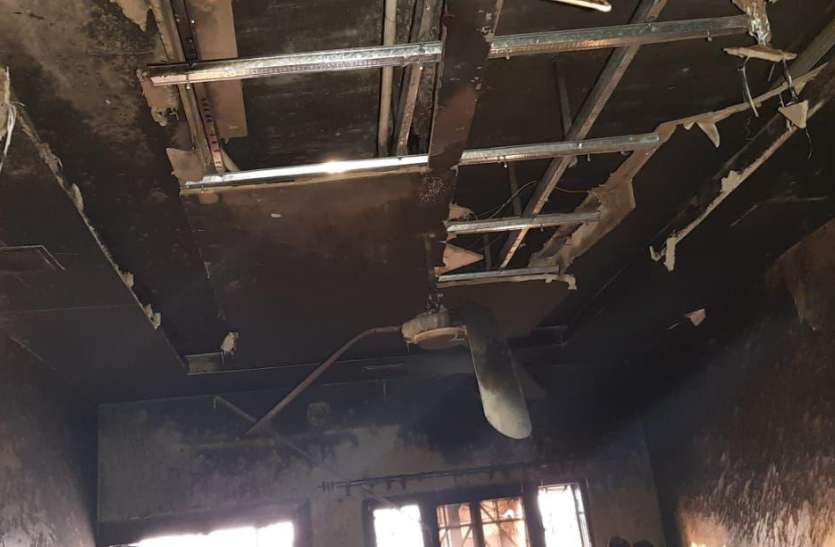 Fire in the house, six family member injurd in Bilaspur Chhattisgarh आधी रात गहरी नींद में था पूरा परिवार, नहीं लगी भनक और शॉर्ट सर्किट से भड़क गई आग, आंख खुली तो बीवी-बच्चे आग से घिरे थे