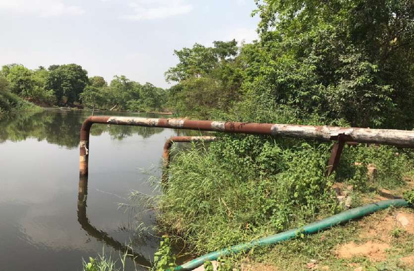 बिना परमीशन एक साल से इंड सिनर्जी ले रहा सपनई नदी से पानी, जंगल की जमीन को खोदकर बिछाई गई केबल वायर लोगों को निस्तारी के लिए पानी नहीं और उद्योग कर रहा अवैध जल दोहन
