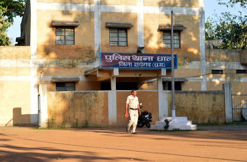 मुक्का मारने से टूटा पीडि़त का दांत, छाल पुलिस ने किया अपराध दर्ज महुआ बिनने की बात पर चार लोगों ने एक को बेहोश होते तक मारा